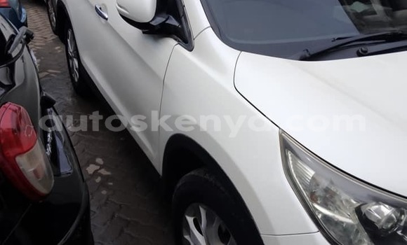 Oofamaa Honda CR–V White Makiinaa iti Bura keessatti Northeast Kenya keessatti Oofamaa Honda CR–V White Makiinaa iti Bura keessatti Northeast Kenya keessatti