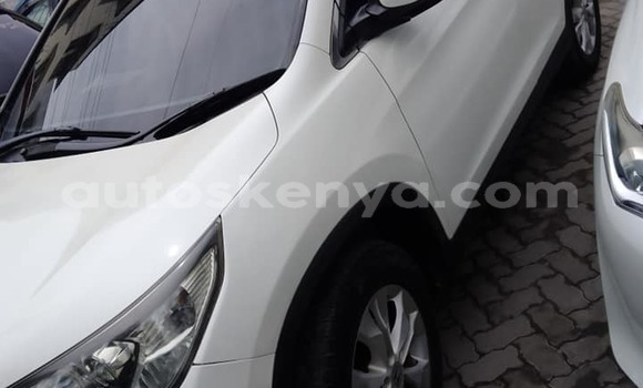 Oofamaa Honda CR–V White Makiinaa iti Bura keessatti Northeast Kenya keessatti Oofamaa Honda CR–V White Makiinaa iti Bura keessatti Northeast Kenya keessatti