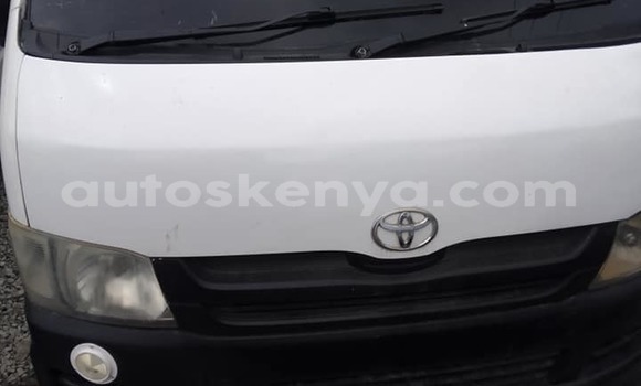 Oofamaa Toyota Hiace White Makiinaa iti Bura keessatti Northeast Kenya keessatti