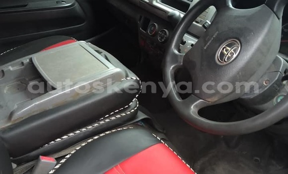 Oofamaa Toyota Hiace White Makiinaa iti Bura keessatti Northeast Kenya keessatti Oofamaa Toyota Hiace White Makiinaa iti Bura keessatti Northeast Kenya keessatti