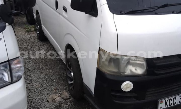 Oofamaa Toyota Hiace White Makiinaa iti Bura keessatti Northeast Kenya keessatti Oofamaa Toyota Hiace White Makiinaa iti Bura keessatti Northeast Kenya keessatti