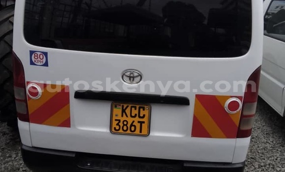 Oofamaa Toyota Hiace White Makiinaa iti Bura keessatti Northeast Kenya keessatti Oofamaa Toyota Hiace White Makiinaa iti Bura keessatti Northeast Kenya keessatti