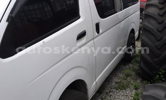 Oofamaa Toyota Hiace White Makiinaa iti Bura keessatti Northeast Kenya keessatti Oofamaa Toyota Hiace White Makiinaa iti Bura keessatti Northeast Kenya keessatti