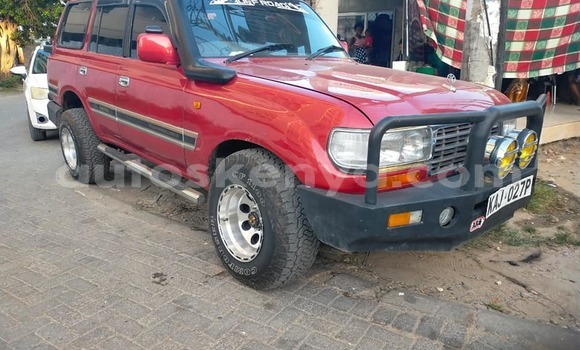 Oofamaa Toyota Land Cruiser Red Makiinaa iti Bungoma keessatti West Kenya keessatti