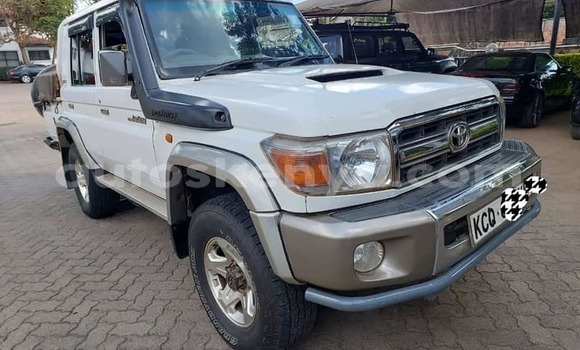 Nunua Ilio tumika Toyota Land Cruiser Nyeupe Gari ndani ya Bura nchini Kaskazini Mashariki mwa Kenya Nunua Ilio tumika Toyota Land Cruiser Nyeupe Gari ndani ya Bura nchini Kaskazini Mashariki mwa Kenya