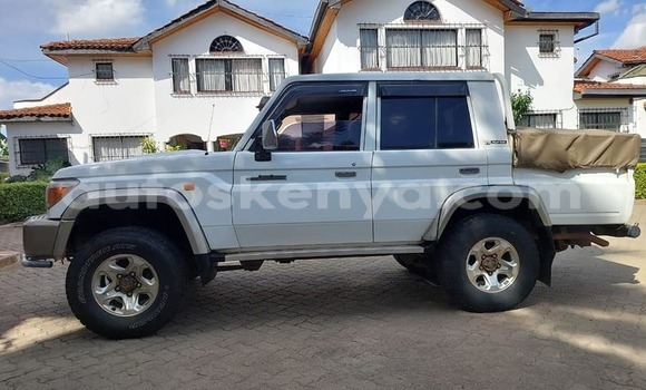 Buy Used Toyota Land Cruiser White Car in Bura in Northeast Kenya Buy Used Toyota Land Cruiser White Car in Bura in Northeast Kenya