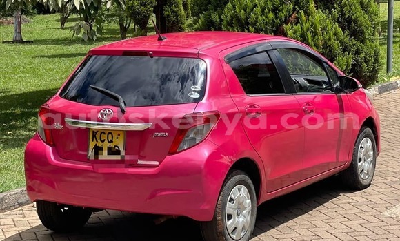 Oofamaa Toyota Vitz Red Makiinaa iti Bura keessatti Northeast Kenya keessatti
