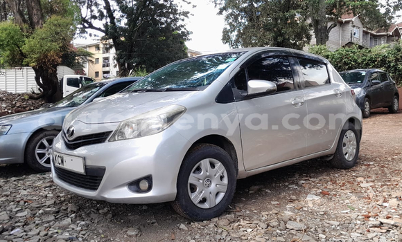 Oofamaa Toyota Vitz Silver Makiinaa iti Nairobi keessatti Nairobi keessatti
