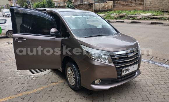 Oofamaa Toyota Noah Brown Makiinaa iti Nairobi keessatti Nairobi keessatti