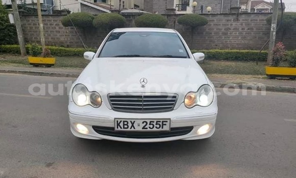 Nunua Ilio tumika Mercedes‒Benz C–Class Nyeupe Gari ndani ya Bomet nchini Bonde la Ufafanuzi Nunua Ilio tumika Mercedes‒Benz C–Class Nyeupe Gari ndani ya Bomet nchini Bonde la Ufafanuzi