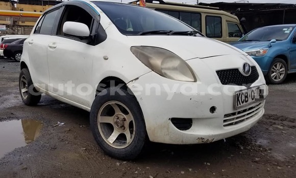 Oofamaa Toyota Vitz White Makiinaa iti Bungoma keessatti West Kenya keessatti