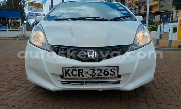 Nunua Ilio tumika Honda Fit Nyeupe Gari ndani ya Bura nchini Kaskazini Mashariki mwa Kenya