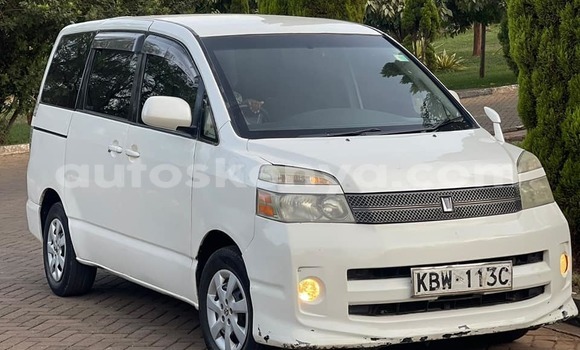 Oofamaa Toyota Voxy White Makiinaa iti Bomet keessatti Rift Valley keessatti Oofamaa Toyota Voxy White Makiinaa iti Bomet keessatti Rift Valley keessatti