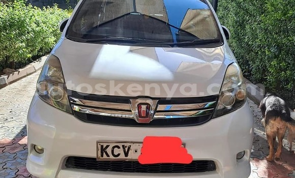 Oofamaa Toyota ISIS White Makiinaa iti Bungoma keessatti West Kenya keessatti