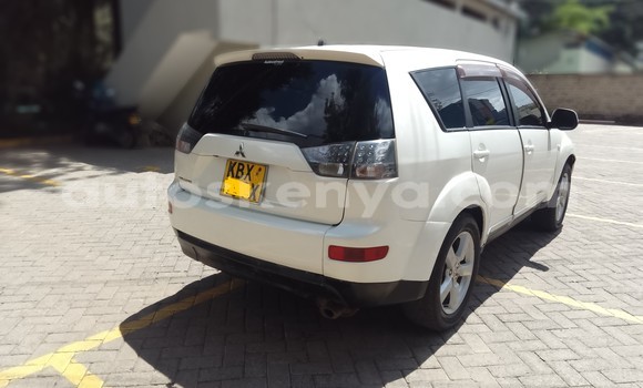 Oofamaa Mitsubishi Outlander White Makiinaa iti Nairobi keessatti Nairobi keessatti