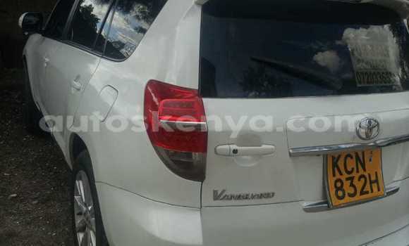 Oofamaa Toyota Vanguard White Makiinaa iti Nairobi keessatti Nairobi keessatti