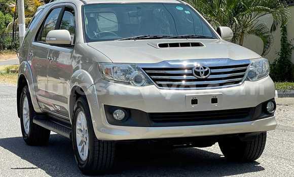 Imported Toyota Fortuner Beige Makiinaa iti Mombasa keessatti Coastal Kenya keessatti Imported Toyota Fortuner Beige Makiinaa iti Mombasa keessatti Coastal Kenya keessatti