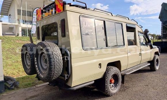 Buy Used Land Rover Defender Other Car in Busia in West Kenya Buy Used Land Rover Defender Other Car in Busia in West Kenya