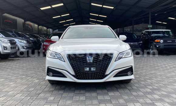 Nunua Imported Toyota Crown Nyeupe Gari ndani ya Mombasa nchini Kenya ya Pwani