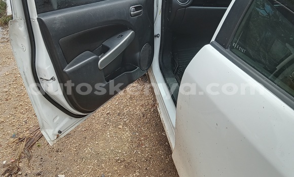 Oofamaa Mazda Demio White Makiinaa iti Mombasa keessatti Coastal Kenya keessatti