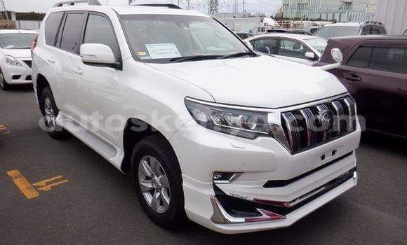 Nunua Imported Toyota Land Cruiser Prado Nyeupe Gari ndani ya Mombasa nchini Kenya ya Pwani