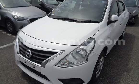Nunua Imported Nissan Latio Nyeupe Gari ndani ya Mombasa nchini Kenya ya Pwani