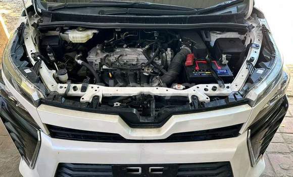 Nunua Imported Toyota Voxy Nyeupe Gari ndani ya Mombasa nchini Kenya ya Pwani