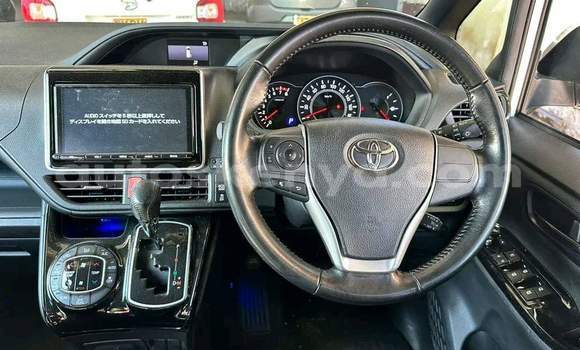 Imported Toyota Voxy White Makiinaa iti Mombasa keessatti Coastal Kenya keessatti Imported Toyota Voxy White Makiinaa iti Mombasa keessatti Coastal Kenya keessatti