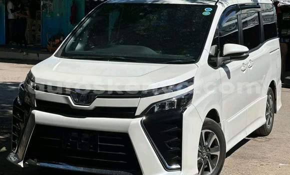 Imported Toyota Voxy White Makiinaa iti Mombasa keessatti Coastal Kenya keessatti Imported Toyota Voxy White Makiinaa iti Mombasa keessatti Coastal Kenya keessatti