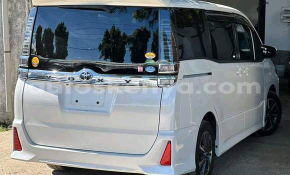 Imported Toyota Voxy White Makiinaa iti Mombasa keessatti Coastal Kenya keessatti Imported Toyota Voxy White Makiinaa iti Mombasa keessatti Coastal Kenya keessatti