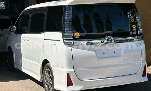 Imported Toyota Voxy White Makiinaa iti Mombasa keessatti Coastal Kenya keessatti Imported Toyota Voxy White Makiinaa iti Mombasa keessatti Coastal Kenya keessatti