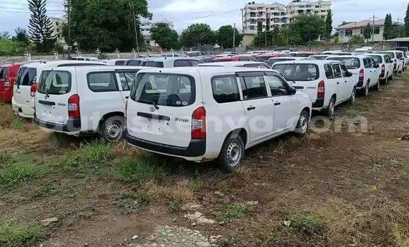 Nunua Imported Toyota Probox Fedha Gari ndani ya Mombasa nchini Kenya ya Pwani