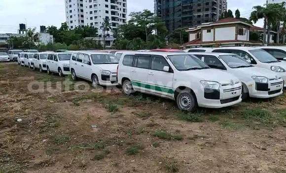 Imported Toyota Probox Silver Makiinaa iti Mombasa keessatti Coastal Kenya keessatti Imported Toyota Probox Silver Makiinaa iti Mombasa keessatti Coastal Kenya keessatti