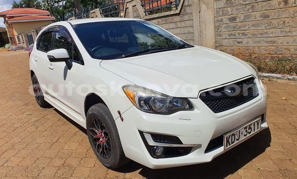 Oofamaa Subaru Impreza White Makiinaa iti Bura keessatti Northeast Kenya keessatti