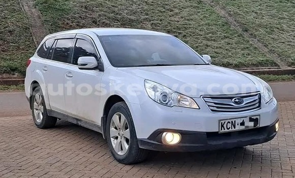 Oofamaa Subaru Outback White Makiinaa iti Bura keessatti Northeast Kenya keessatti Oofamaa Subaru Outback White Makiinaa iti Bura keessatti Northeast Kenya keessatti