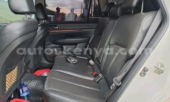 Oofamaa Subaru Outback White Makiinaa iti Bura keessatti Northeast Kenya keessatti Oofamaa Subaru Outback White Makiinaa iti Bura keessatti Northeast Kenya keessatti