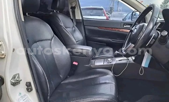 Oofamaa Subaru Outback White Makiinaa iti Bura keessatti Northeast Kenya keessatti Oofamaa Subaru Outback White Makiinaa iti Bura keessatti Northeast Kenya keessatti