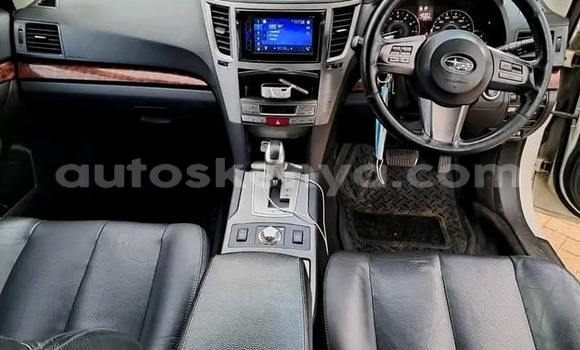 Oofamaa Subaru Outback White Makiinaa iti Bura keessatti Northeast Kenya keessatti Oofamaa Subaru Outback White Makiinaa iti Bura keessatti Northeast Kenya keessatti