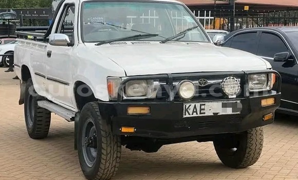 Oofamaa Toyota Hilux White Makiinaa iti Bura keessatti Northeast Kenya keessatti Oofamaa Toyota Hilux White Makiinaa iti Bura keessatti Northeast Kenya keessatti