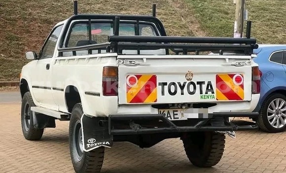 Oofamaa Toyota Hilux White Makiinaa iti Bura keessatti Northeast Kenya keessatti Oofamaa Toyota Hilux White Makiinaa iti Bura keessatti Northeast Kenya keessatti