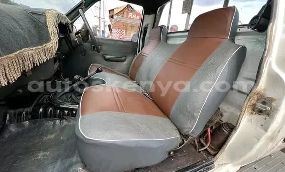 Oofamaa Toyota Hilux White Makiinaa iti Bura keessatti Northeast Kenya keessatti Oofamaa Toyota Hilux White Makiinaa iti Bura keessatti Northeast Kenya keessatti