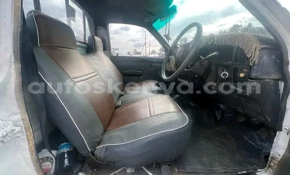Oofamaa Toyota Hilux White Makiinaa iti Bura keessatti Northeast Kenya keessatti Oofamaa Toyota Hilux White Makiinaa iti Bura keessatti Northeast Kenya keessatti