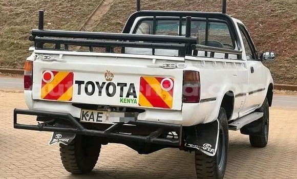 Oofamaa Toyota Hilux White Makiinaa iti Bura keessatti Northeast Kenya keessatti Oofamaa Toyota Hilux White Makiinaa iti Bura keessatti Northeast Kenya keessatti