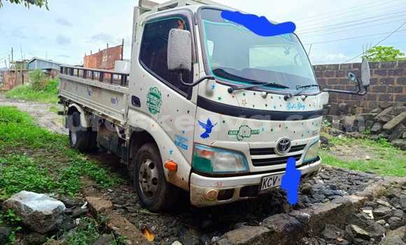 Oofamaa DAF CF White Netiree iti Bungoma keessatti West Kenya keessatti