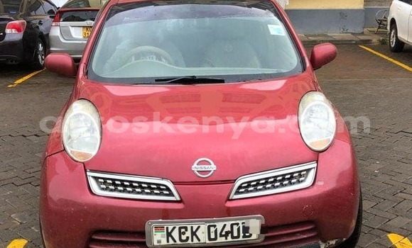 Oofamaa Nissan Micra Red Makiinaa iti Bura keessatti Northeast Kenya keessatti Oofamaa Nissan Micra Red Makiinaa iti Bura keessatti Northeast Kenya keessatti