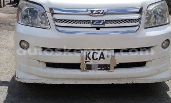 Nunua Ilio tumika Toyota Noah Nyeupe Gari ndani ya Bute nchini Kaskazini Mashariki mwa Kenya