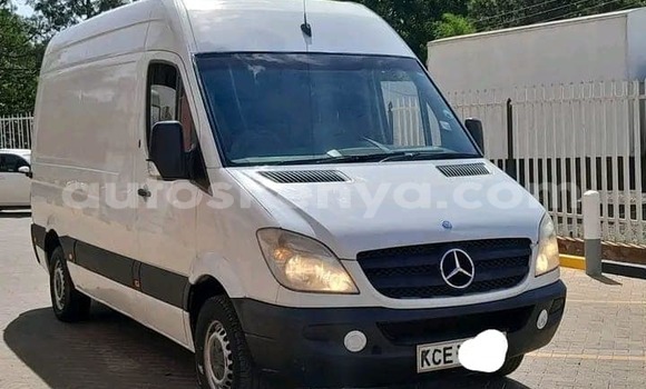 Oofamaa Mercedes-Benz CLS250 White Makiinaa iti Bura keessatti Northeast Kenya keessatti