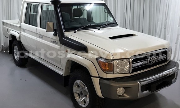 Oofamaa Toyota Land Cruiser White Makiinaa iti Kakamega keessatti West Kenya keessatti