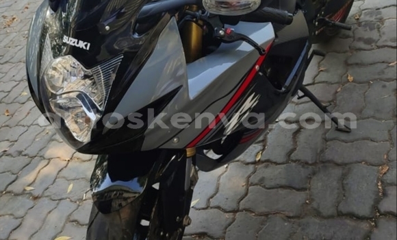 Oofamaa Suzuki GSX–R Beige Doqdoqqee iti Nairobi keessatti Nairobi keessatti