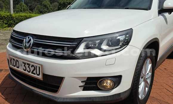 Oofamaa Volkswagen Tiguan White Makiinaa iti Changamwe keessatti Coast keessatti
